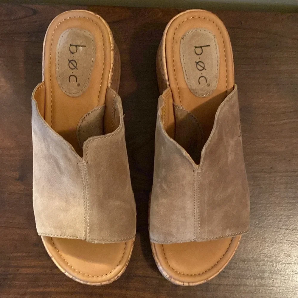 NWT Taupe Suede b.o.c. Sandal